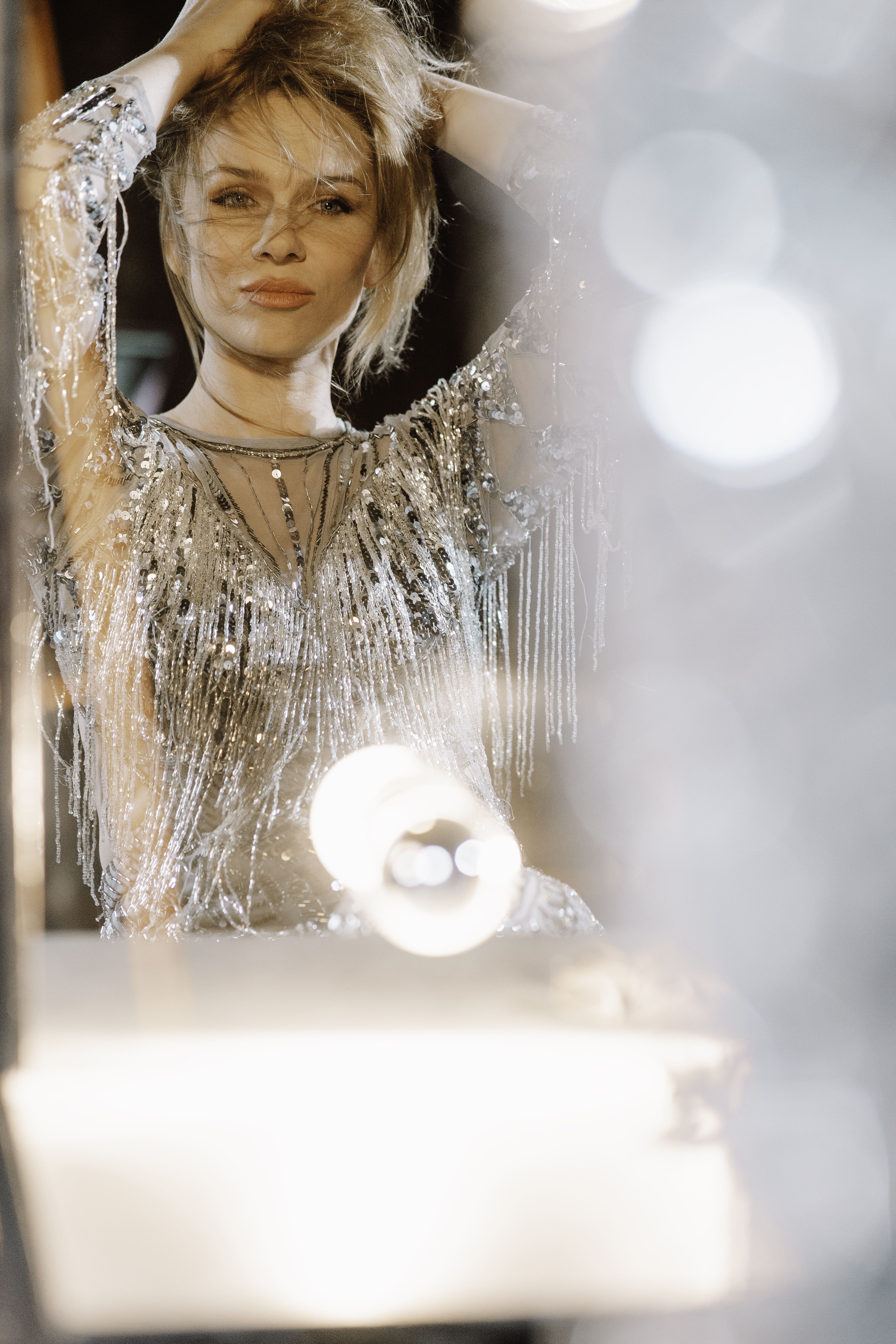 portret kobiety w srebrnej sukni