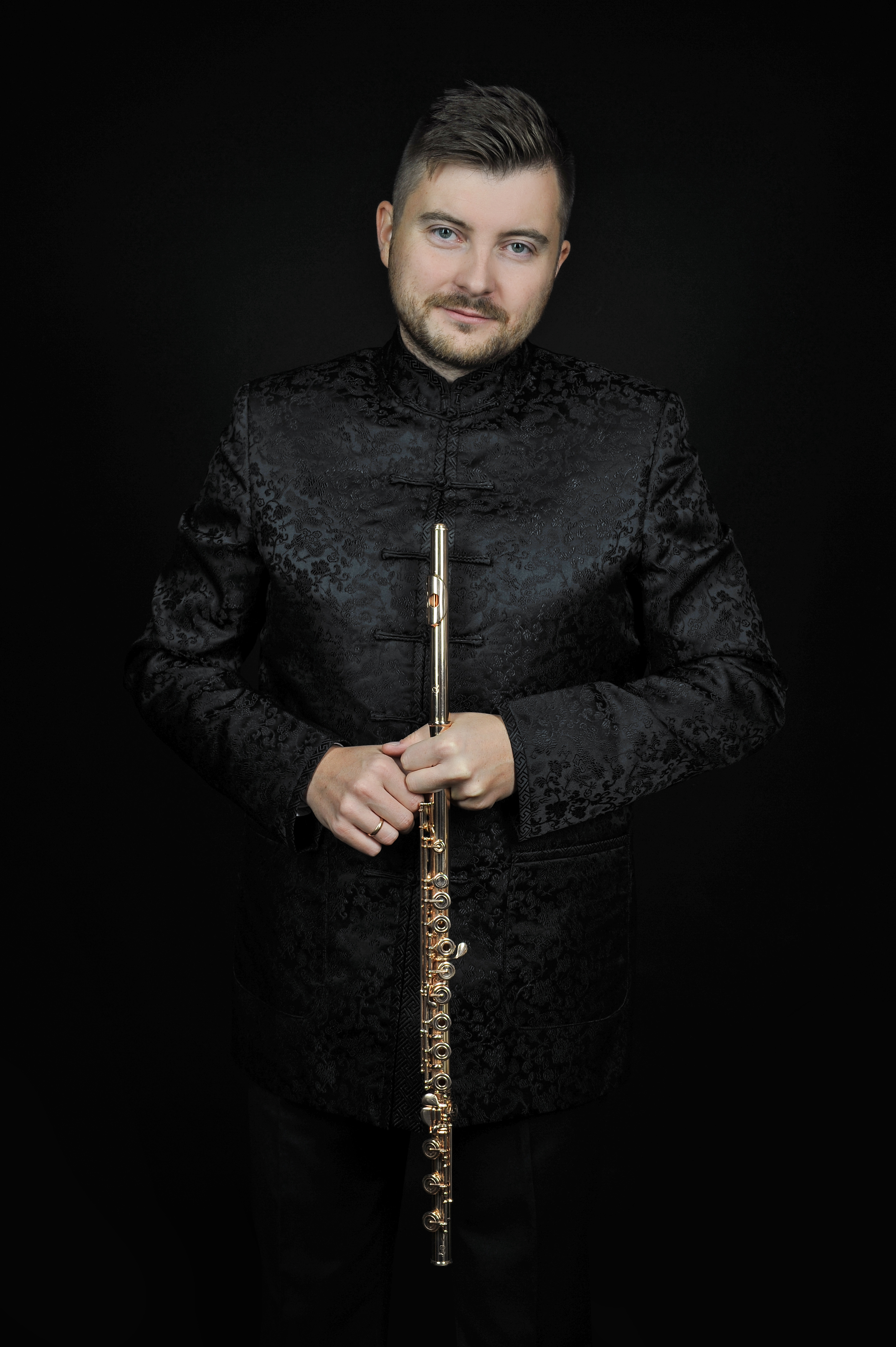 portret mężczyzny trzymającego flet poprzeczny