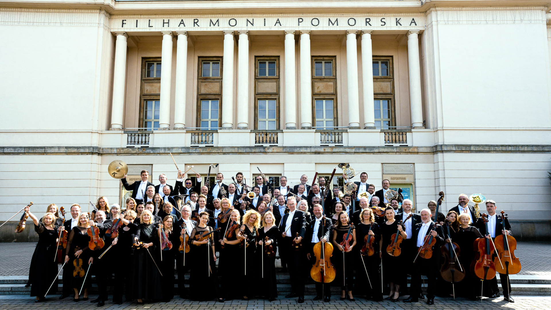 duża grupa osób trzymających instrumenty muzyczne
