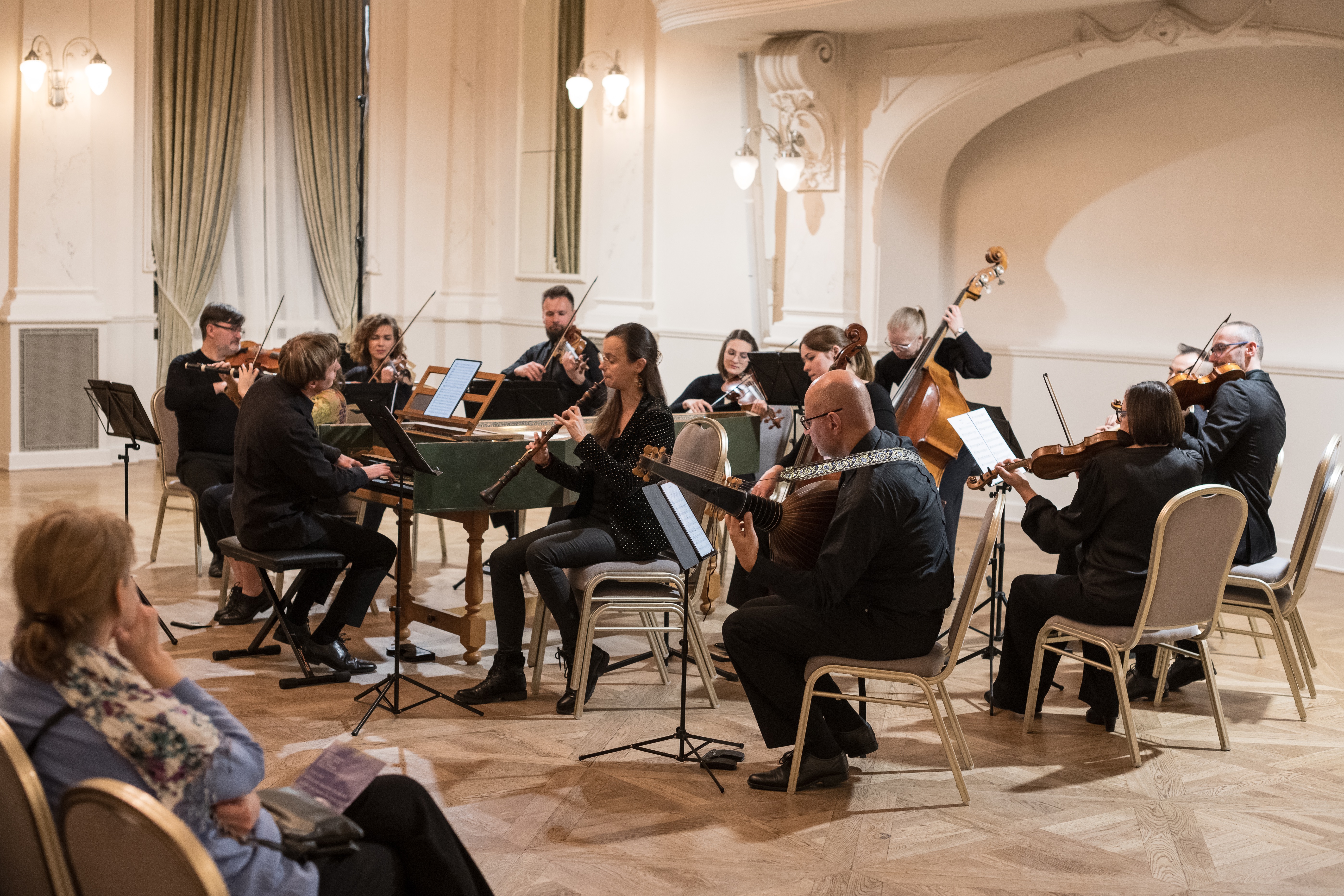 grupa osób grających na instrumentach muzycznych
