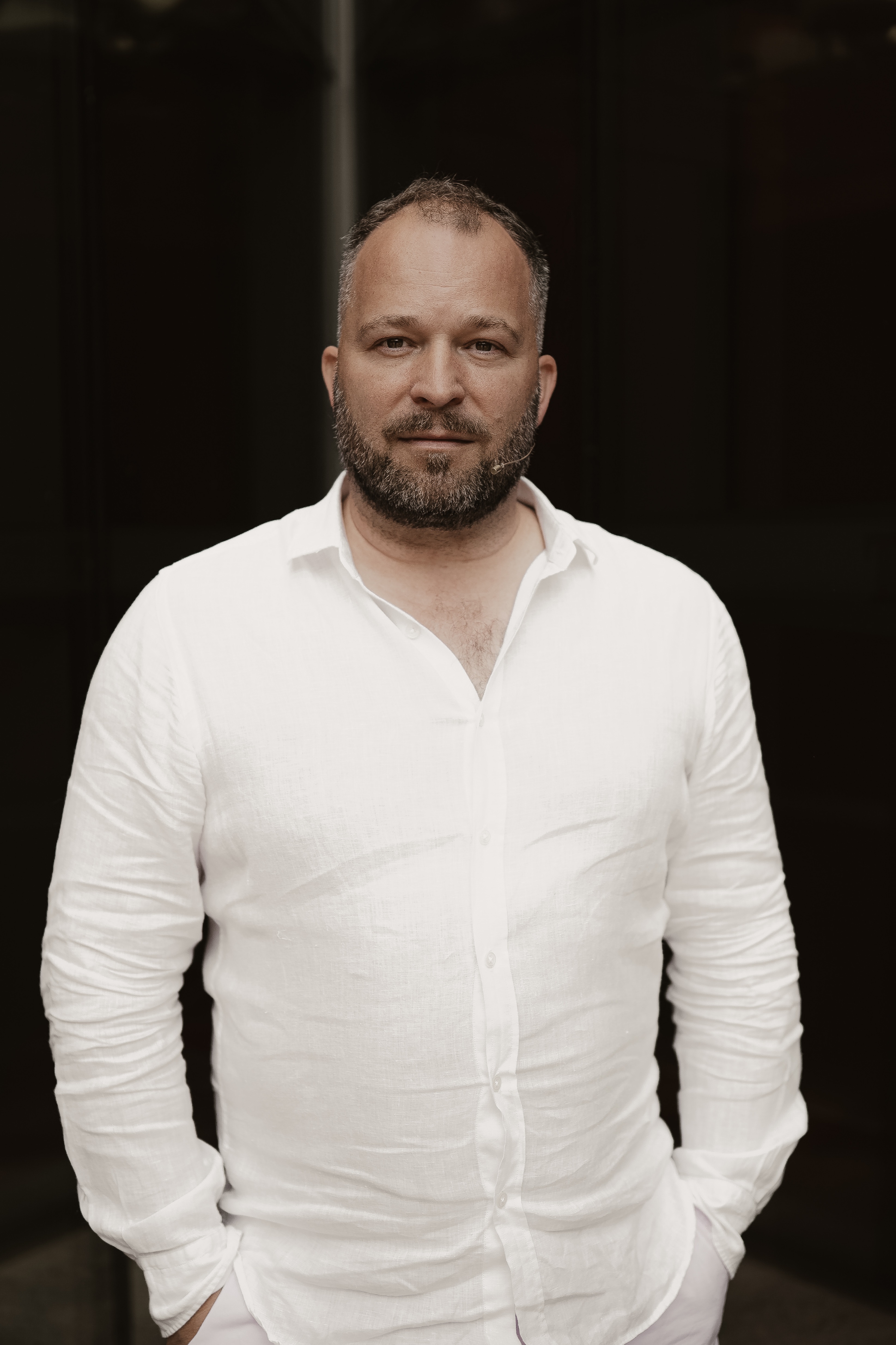 portret mężczyzny w białej koszuli