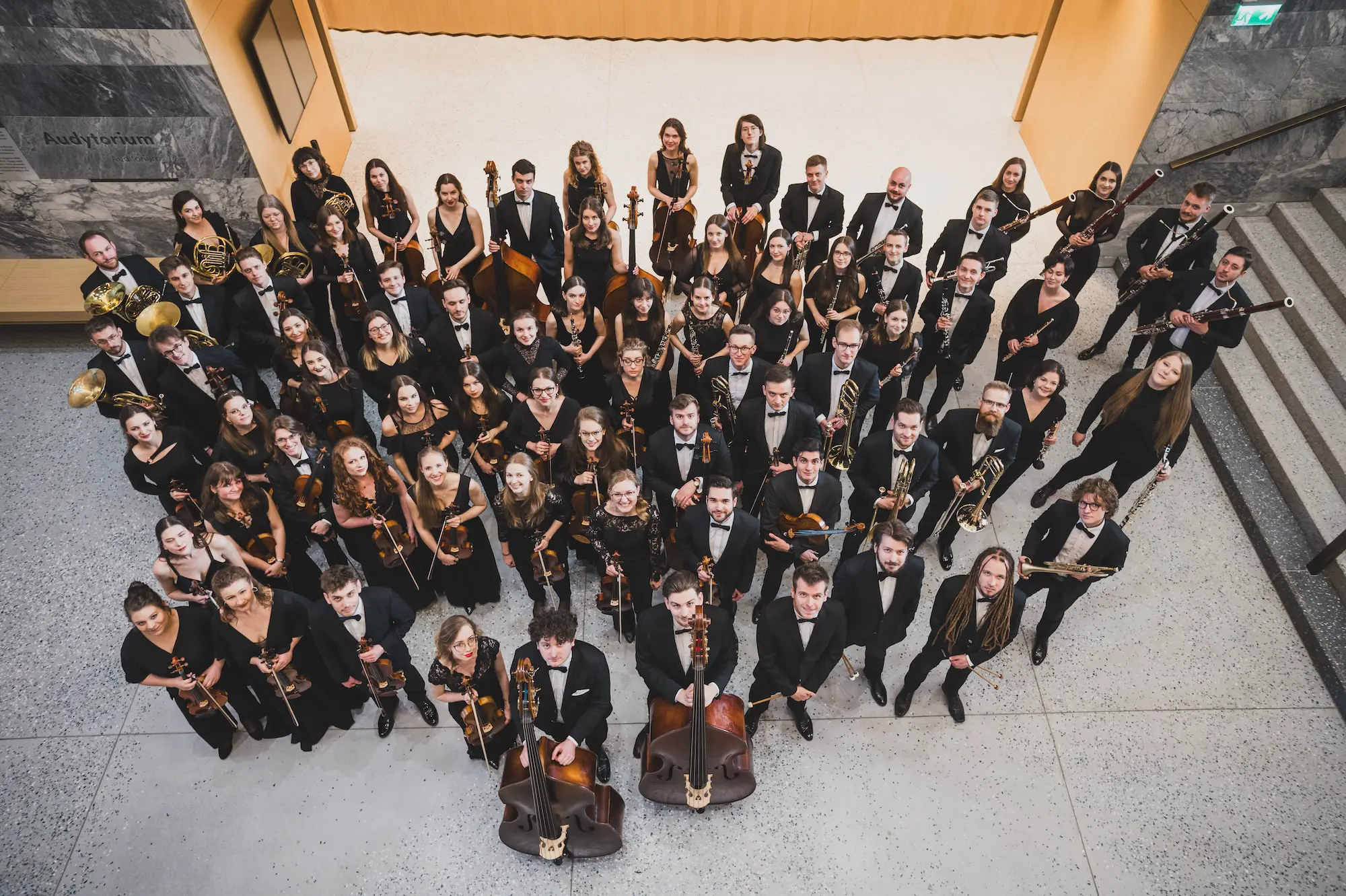 grupa osób trzymających instrumenty muzyczne