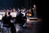 orkiestra i dyrygent na scenie